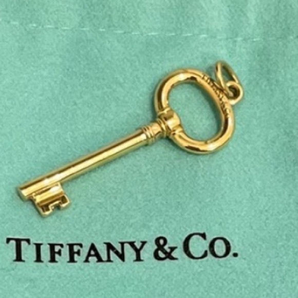 AUTHENTIC TIFFANY & CO 18k YG LARGE KEY CHARM. Unisex - Picture 9 of 14